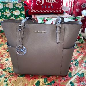 Michael Kors shoulder purse -smells like new 😃